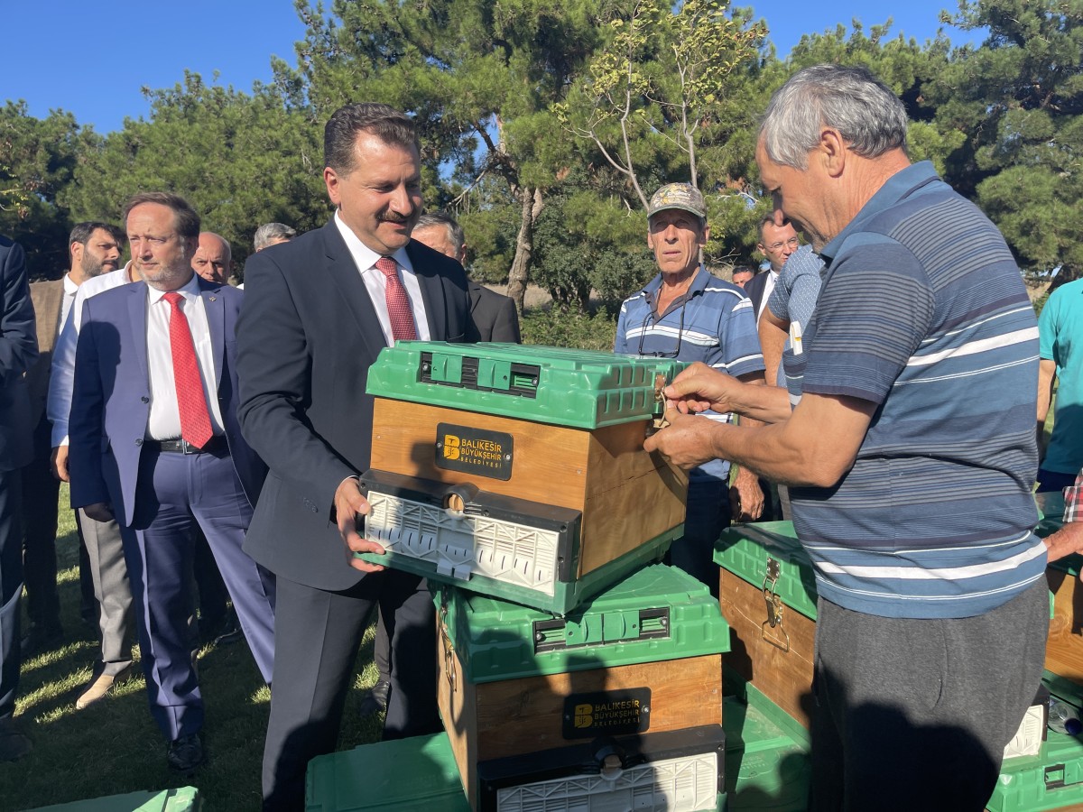 BALIKESİR’DE ARICIYA 3 BİN KOVAN DAĞITILDI.
