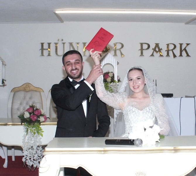 Mali Müşavir Faruk Parlak kızını evlendirdi. 