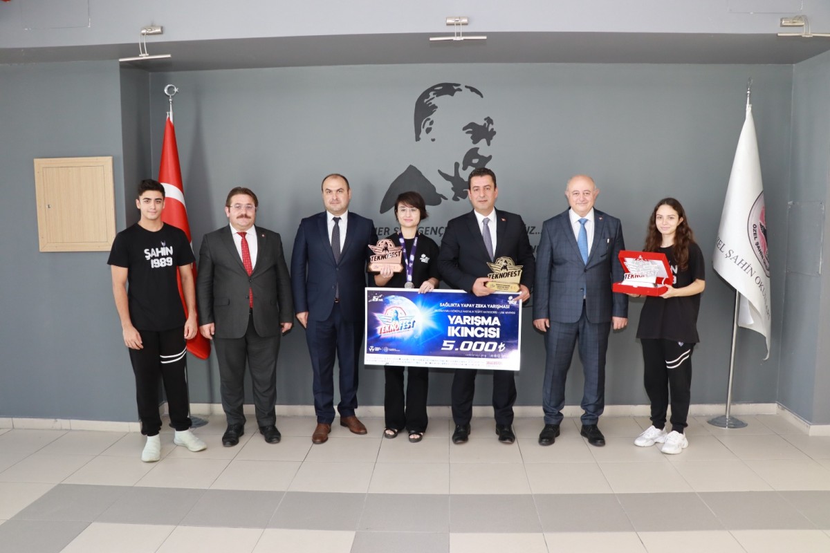 Savaşçı, TEKNOFEST 2022 Türkiye İkincisi Öğrencimizi Okulunda Ziyaret Etti