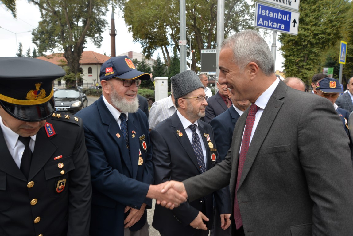 GAZİLER GÜNÜ HENDEK'TE TÖRENLE KUTLANDI