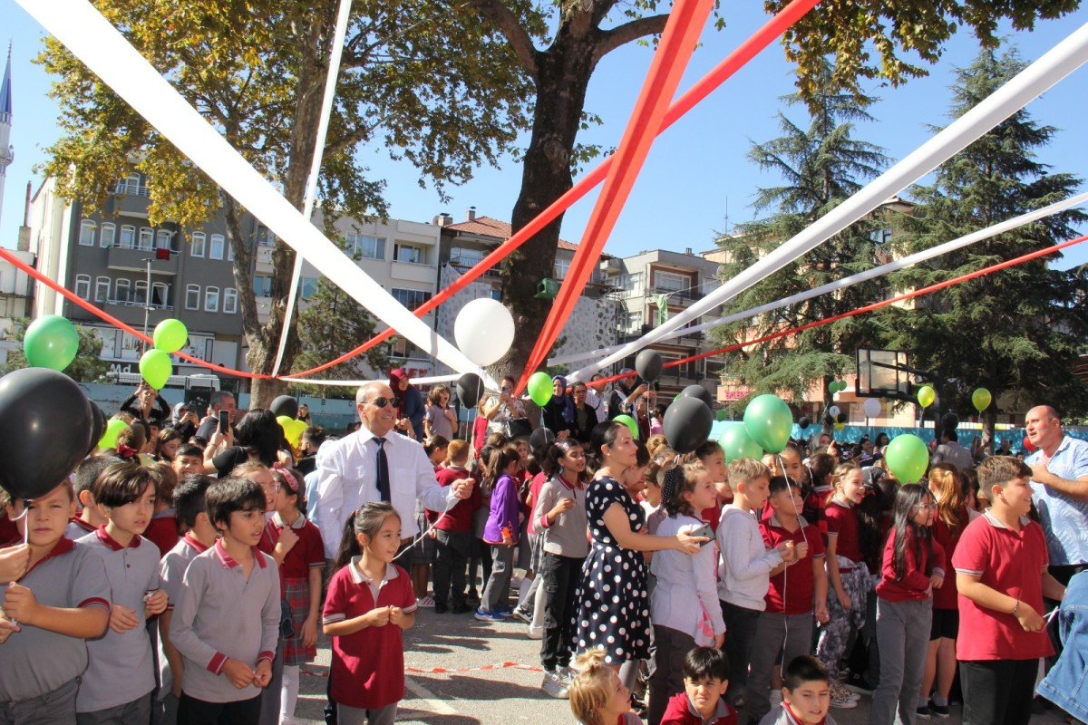 Öğrenciler kırmızı halıda karşılandı.