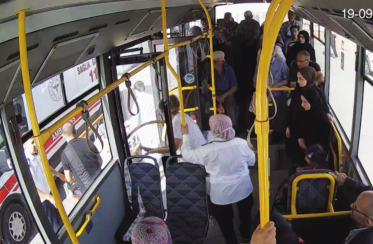Otobüs Şöförün'den nefes kesen hayata döndüren müdahale: Kamera her anı kaydetti