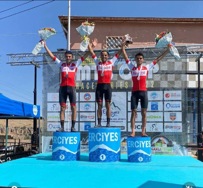 Bisiklet sporcusu şampiyonluğa pedal çevirdi