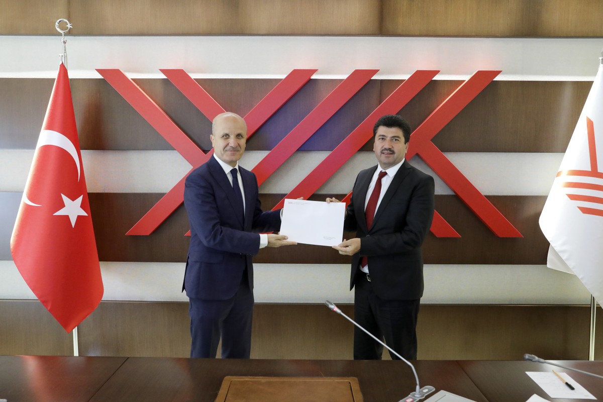 Rektör Sarıbıyık mazbatasını aldı