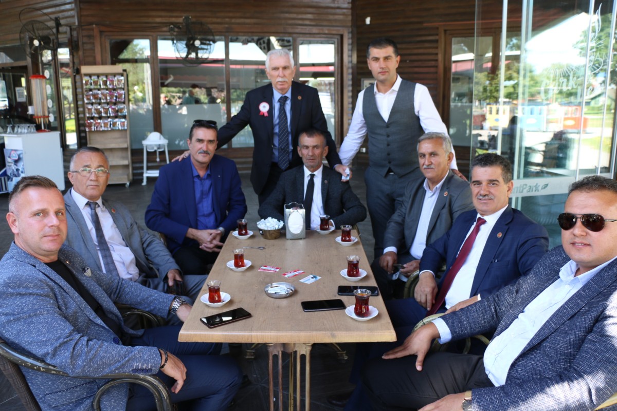 Sakarya  Muhtarlar Federasyonu Başkanı; Erdal ERDEM Muhtarları ile yemekte bir araya geldi