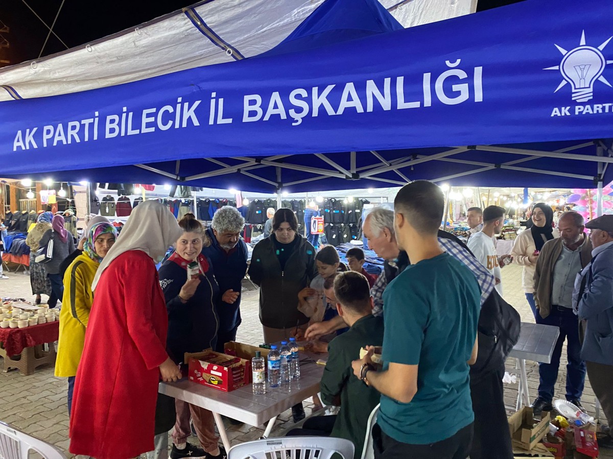 AK Parti Pazaryeri ilçesinde açtığı stantla yeni üyeler kazandı