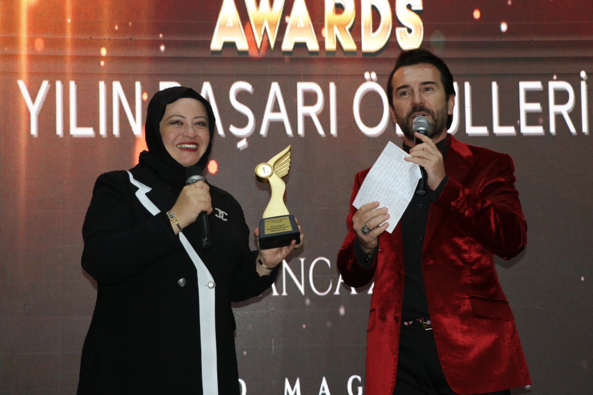 ÇİĞDEM BAYINDIR SAHNEDE ÖDÜLÜNÜ ALDI