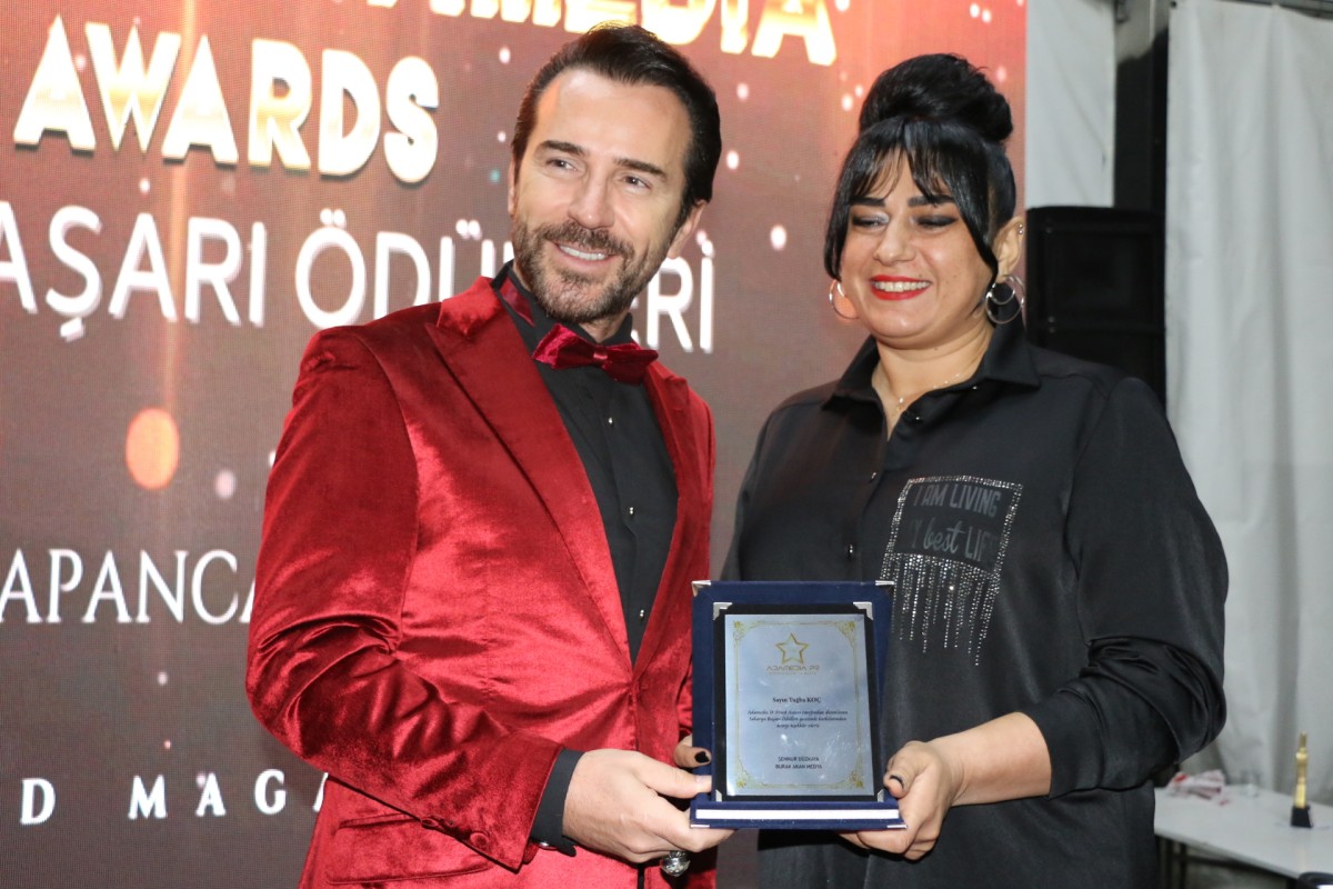 TUĞBA KOÇ ÖDÜL GECESİNDE PLAKET ALDI