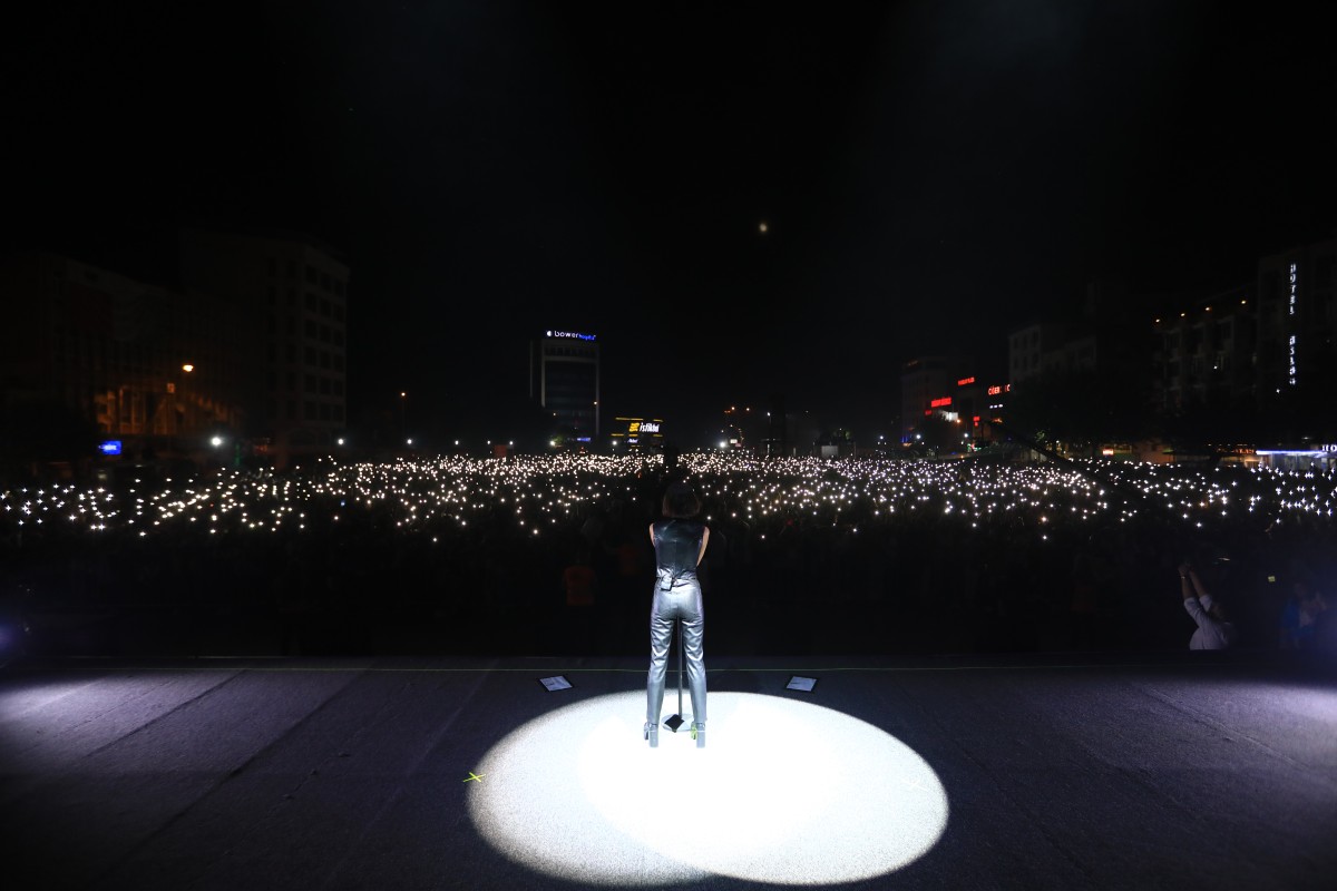 Diyarbakır’da Zeynep Bastık performansını 70 bin kişi izledi!