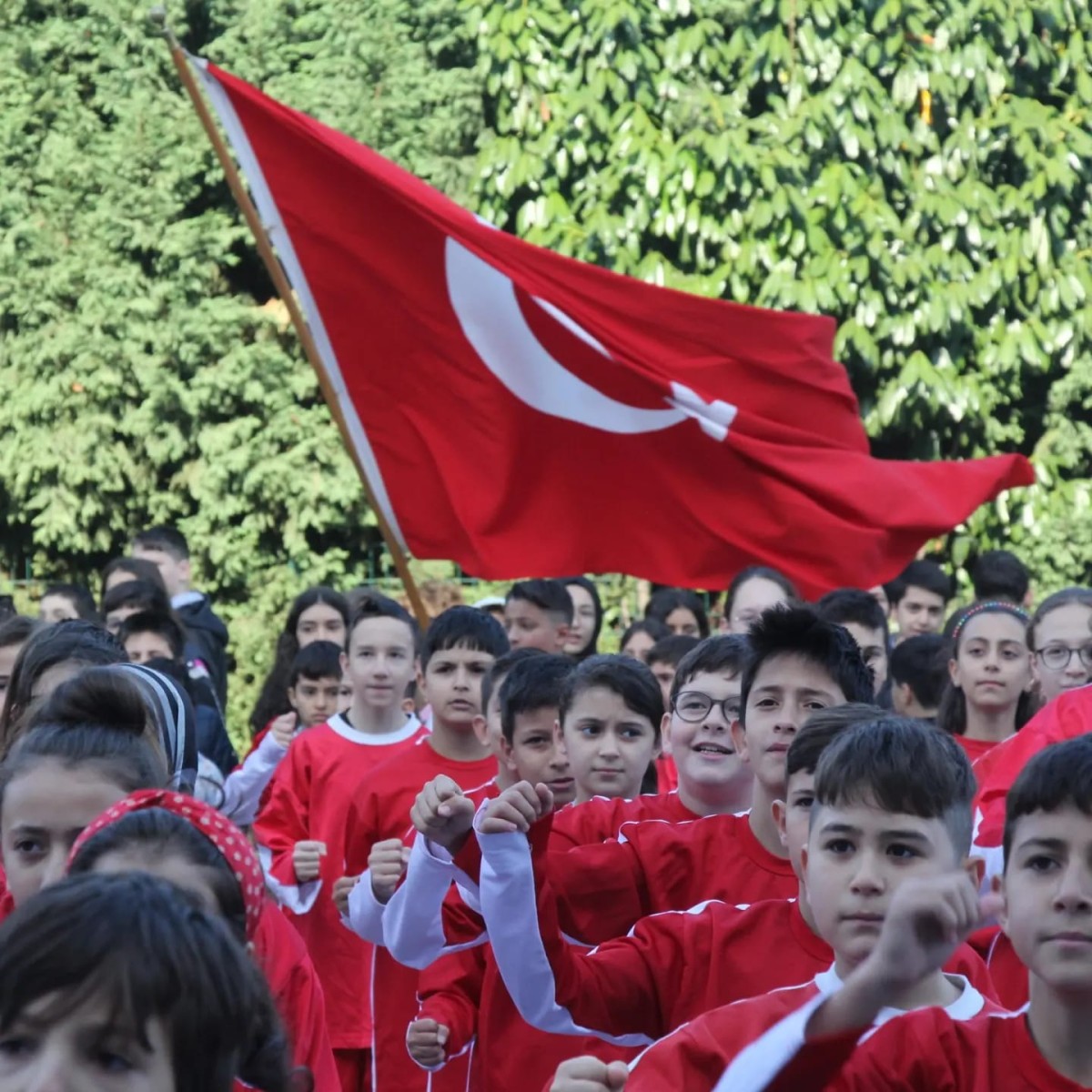 Okul Polisinden yürekleri titreten Cumhuriyet şiiri