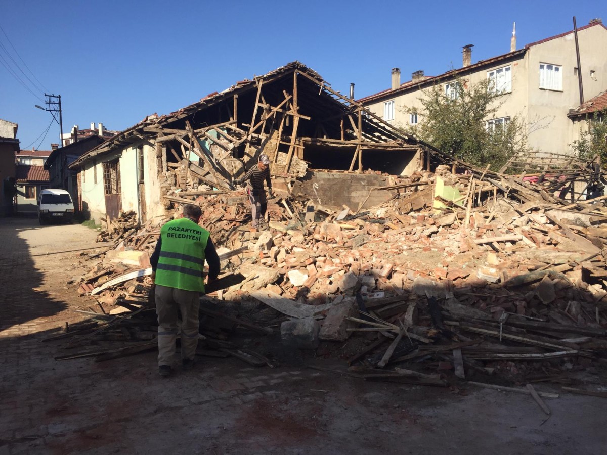 Bilecik Pazaryeri ilçesinde tehlike oluşturan binalar yıkılıyor