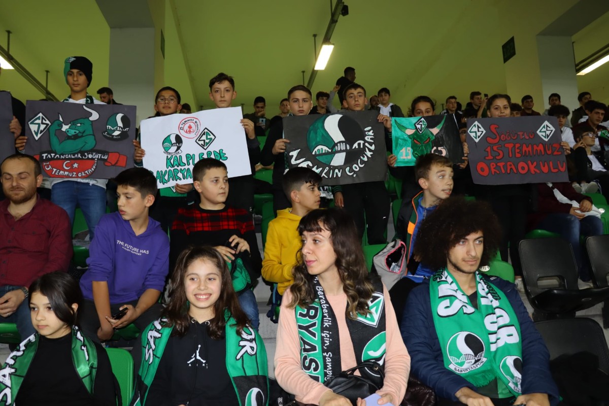 Sakaryasporlu Futbolculardan Nehrin Öğretmenlerine Galibiyet Hediyesi