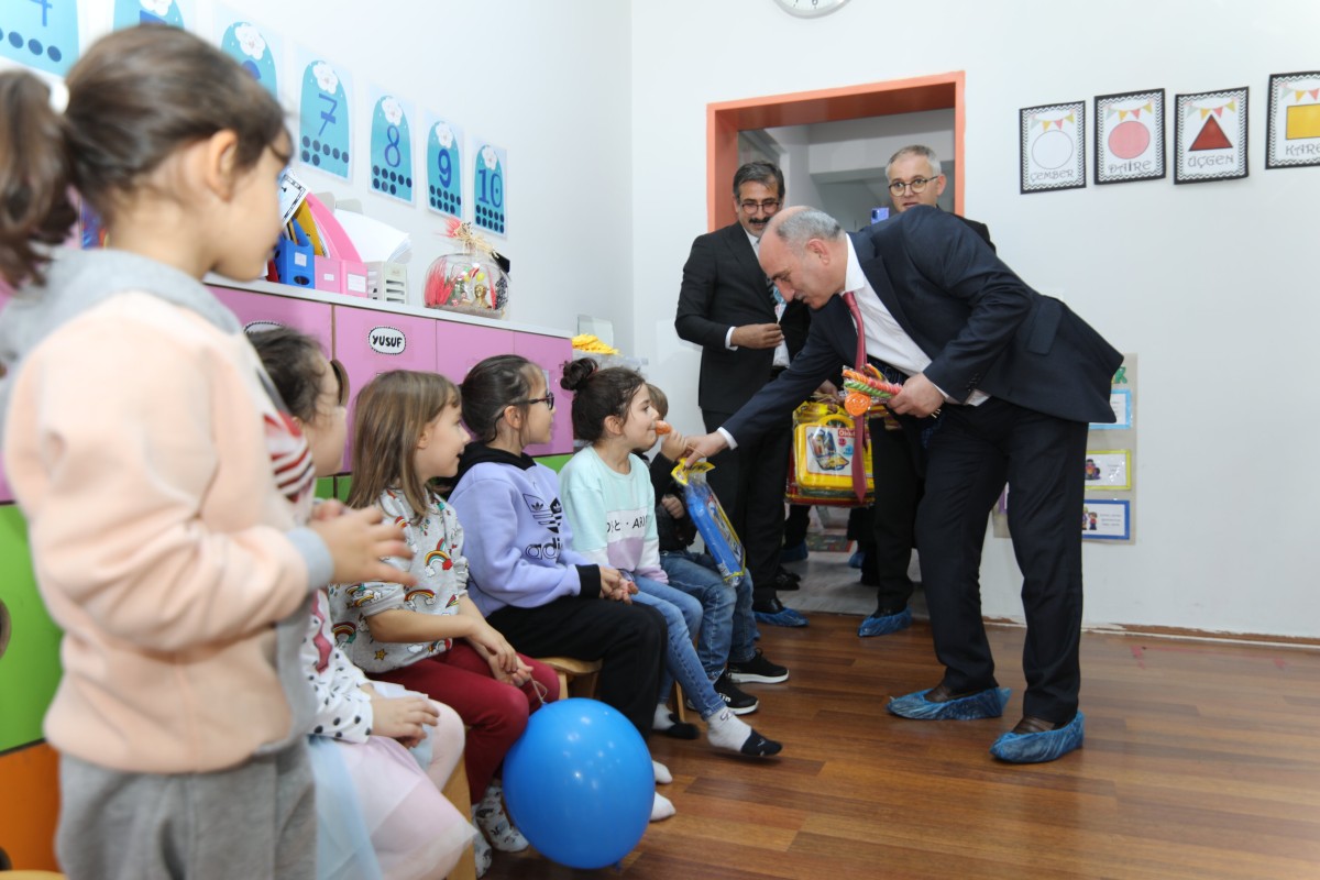 BAŞKAN FEVZİ KILIÇ ÖĞRETMENLER GÜNÜ’NÜ KUTLADI