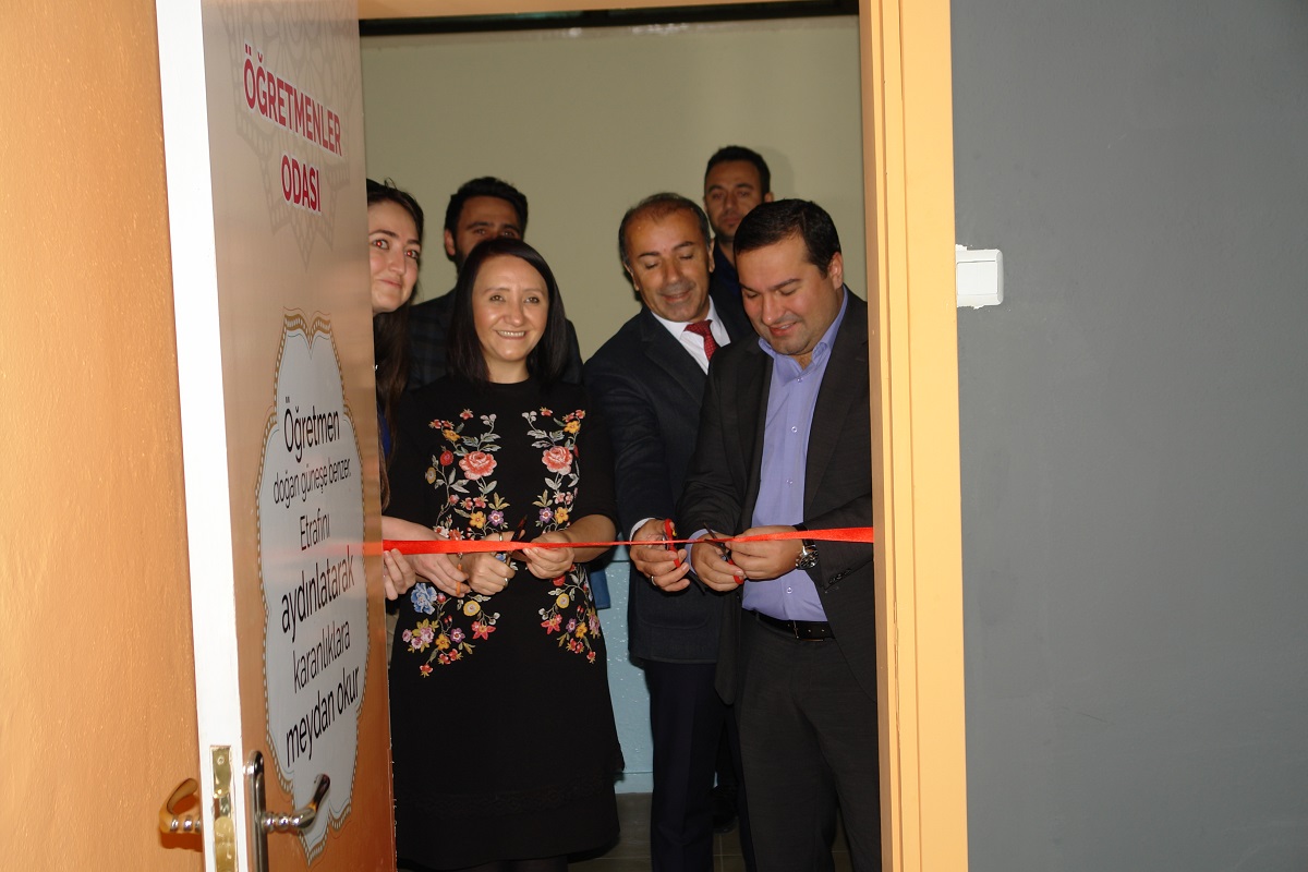 Bilecik Pazaryeri’nde köy okulunun öğretmenler odası yenilendi
