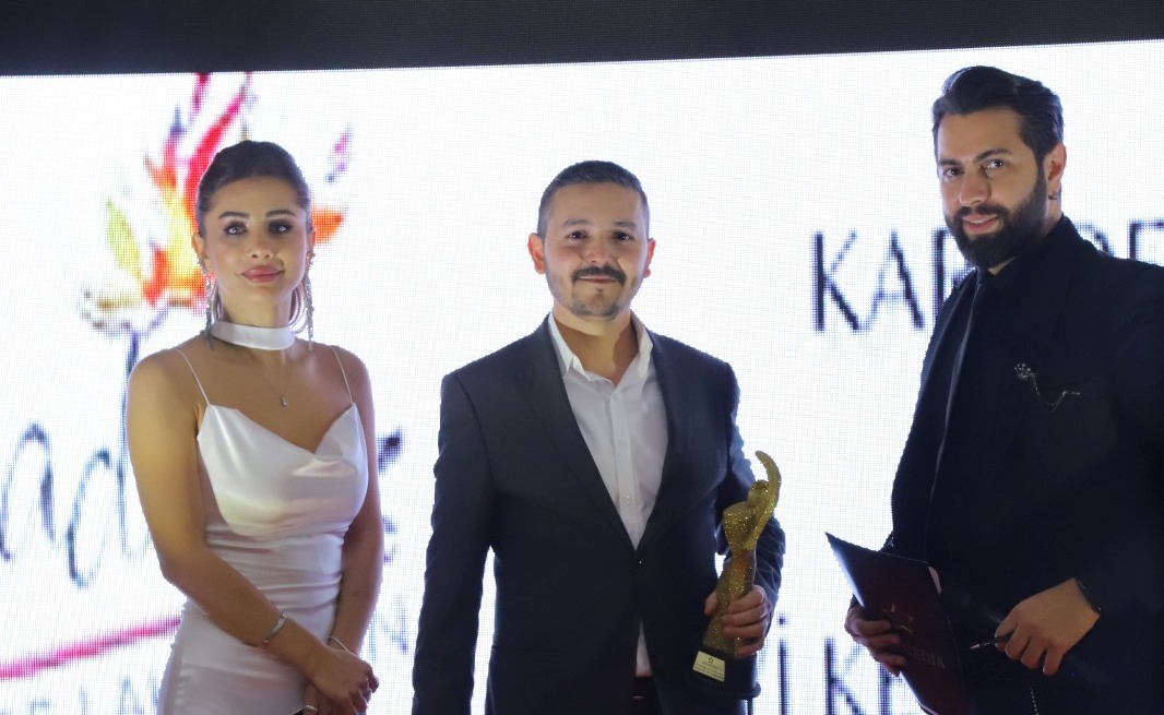 KARADENİZ KEBAP, PİDE VE LAHMACUN SALONU ÖDÜLÜNÜ ALMAK İÇİN SAHNEDEYDİ