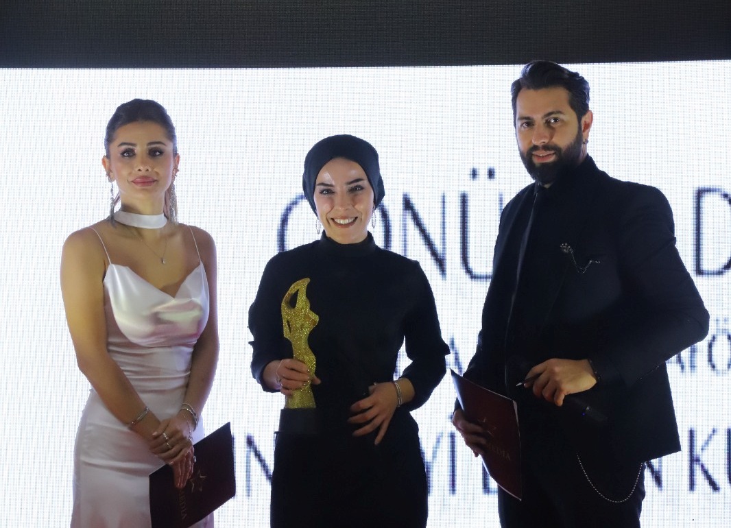YILIN EN İYİ BAYAN KUAFÖRÜ ÖDÜLÜ GÖNÜL YILDIZ'A GELDİ