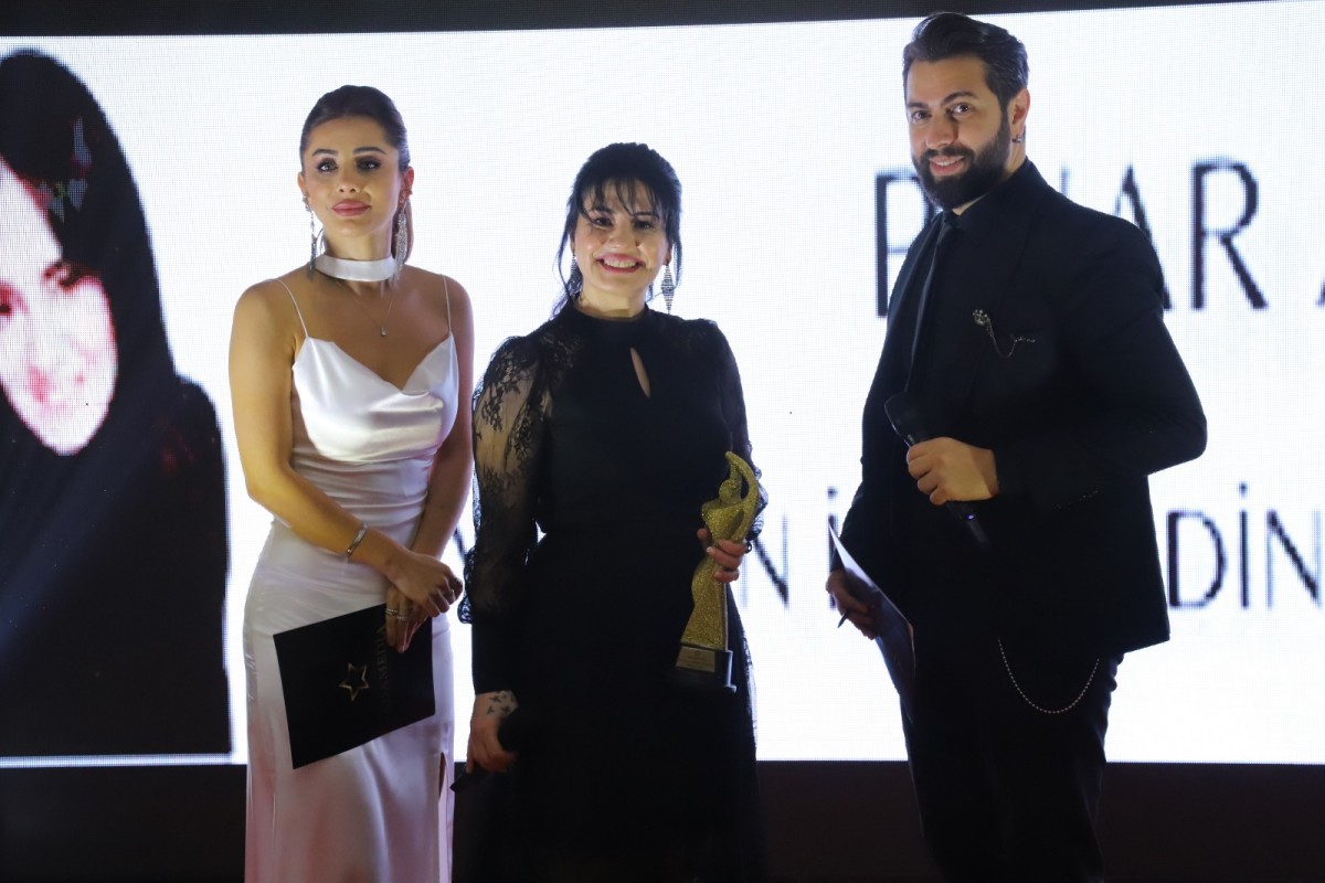 PINAR AKÇA BAŞARISINI ÖDÜLLE TAÇLANDIRDI 