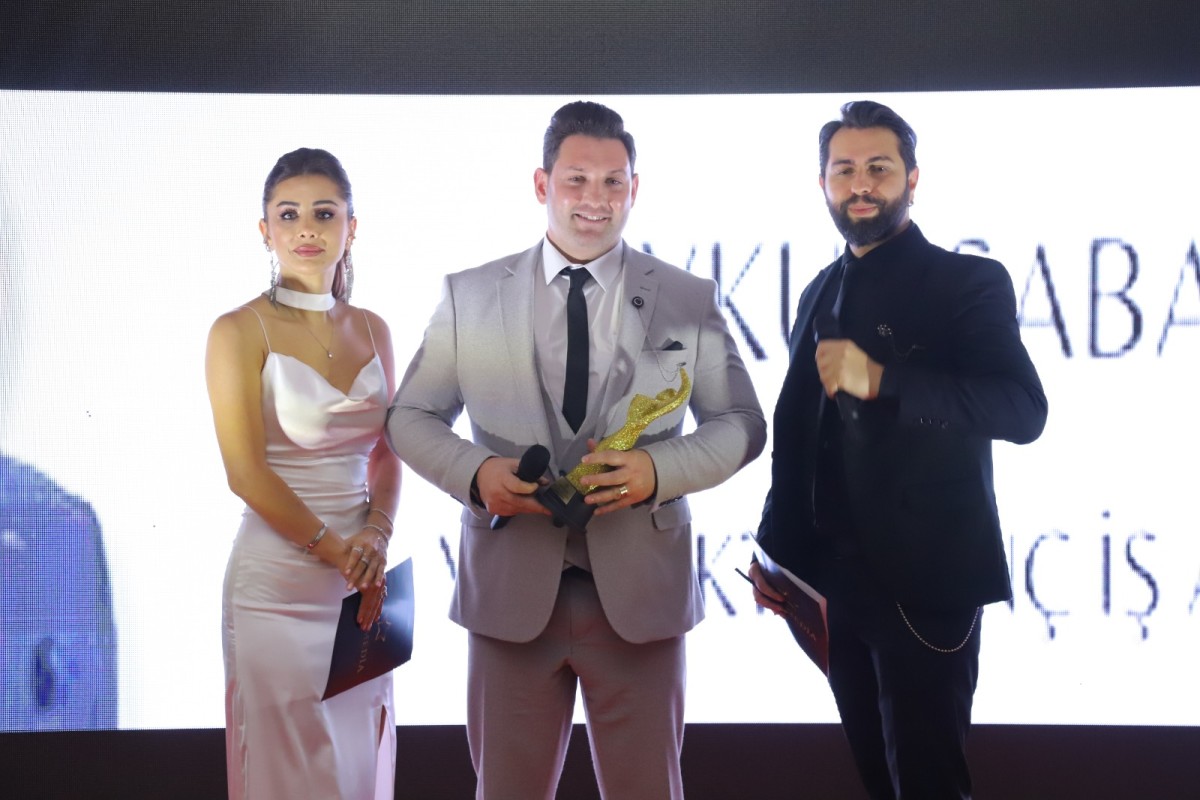 AYKUT SABAN ÖDÜL İÇİN SAHNEDEYDİ