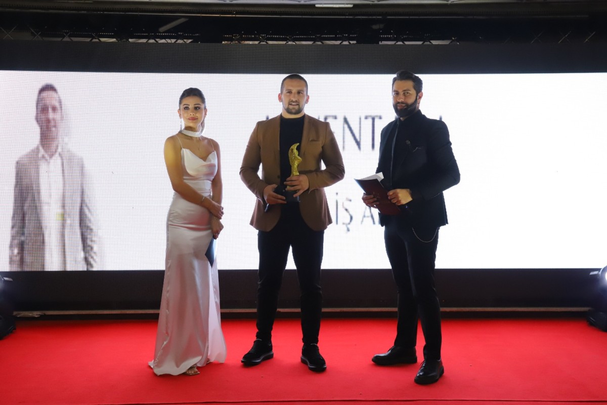 BİR ÖDÜLDE BAL OTOMOTİV YETKİLİSİ HALUK BAL'A GELDİ