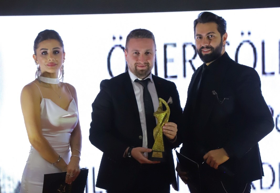 ÖMER GÖLEKOĞLU ÖDÜLÜNÜ ALIRKEN HEYECANLI ANLAR YAŞADI