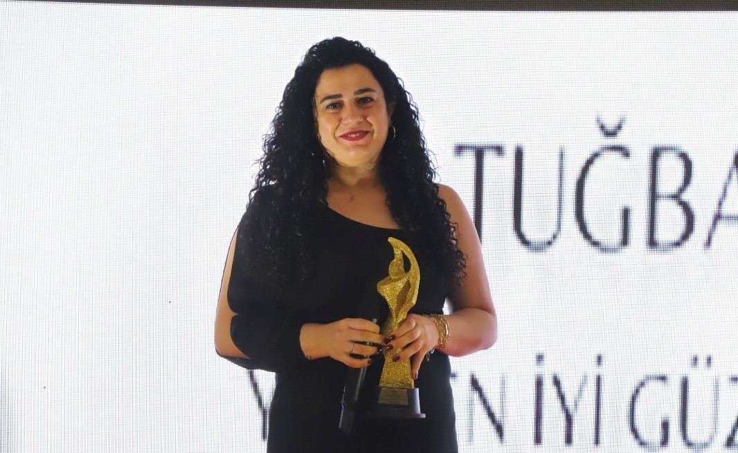 TUĞBA KOÇ BAŞARISINI ÖDÜLLE TAÇLANDIRDI