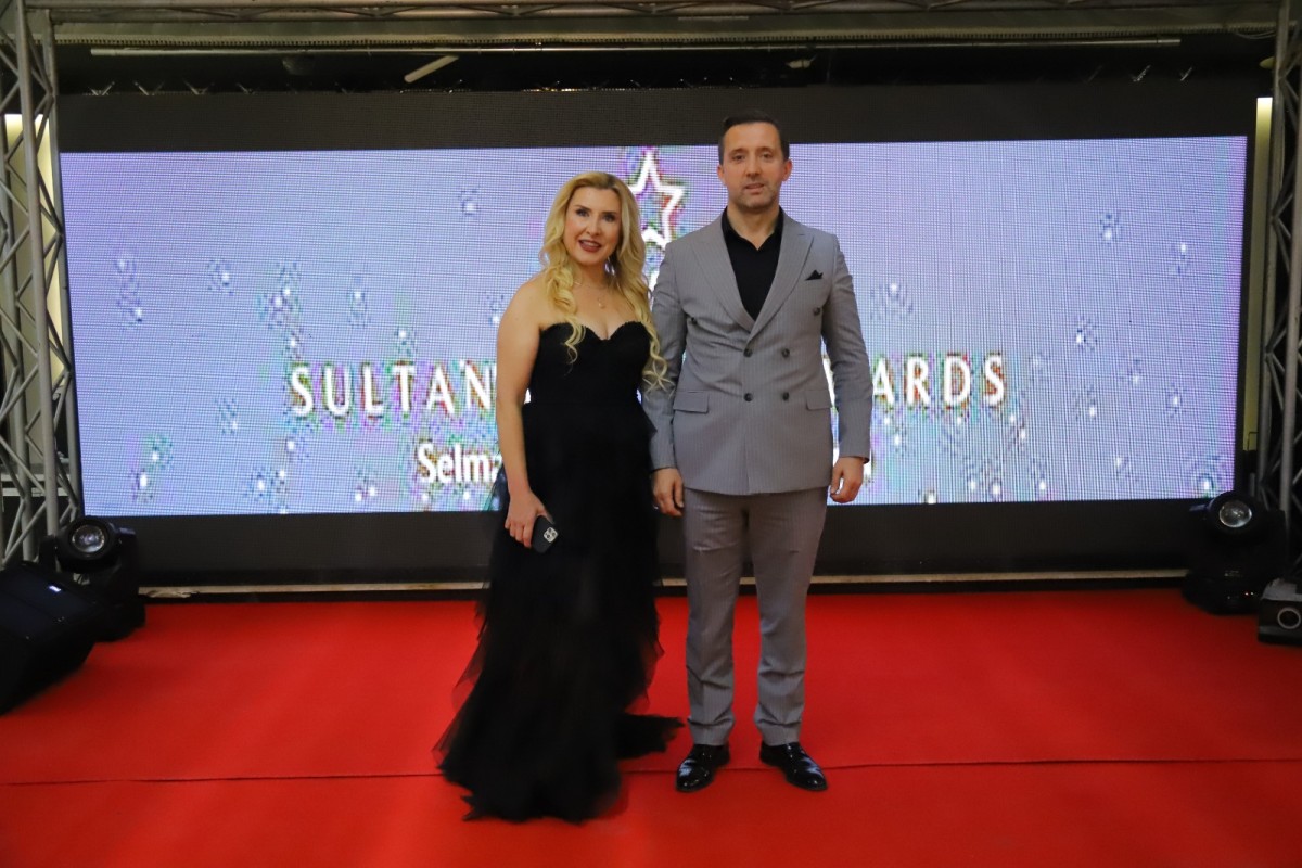 YILIN İŞ ADAMI LEVENT BAL ÖDÜL İÇİN SAHNEDEYDİ
