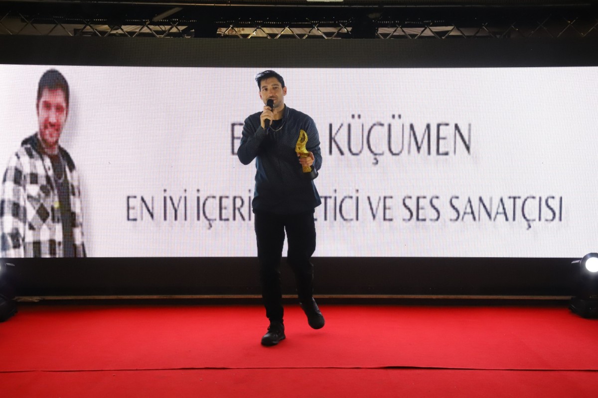 ÖDÜL GECESİNDE ENGİN KÜÇÜMEN SESİYLE GECEYE RENK KATTI
