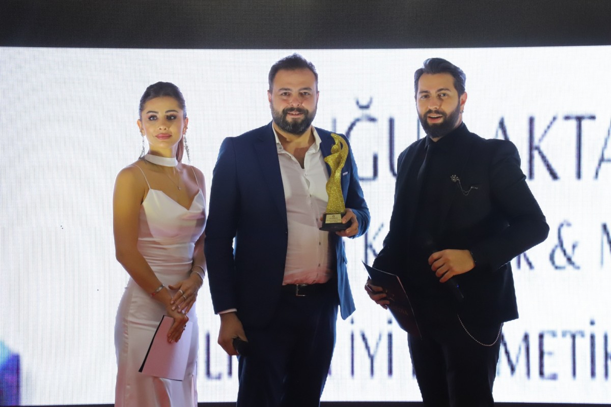 UĞUR AKTAŞ YILIN EN İYİ KOZMETİK FİRMASI ÖDÜLÜ İLE SAHNEDEYDİ