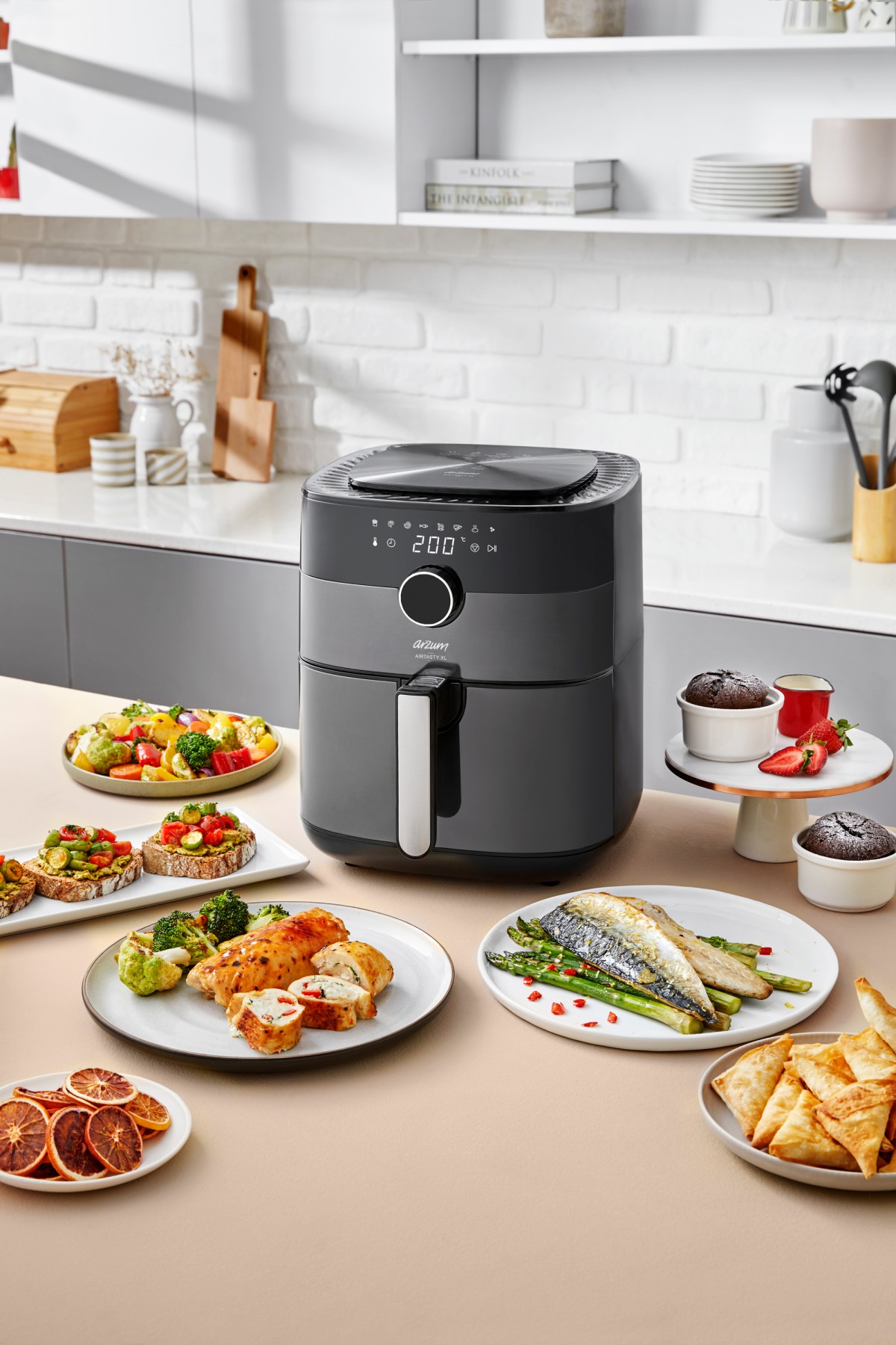 ARZUM AIRTASTY XL İLE LEZZETLİ VE HAFİF ÖĞÜNLER  Tasarımlarıyla yemek pişirmeyi keyfe dönüştüren Arzum, Airtasty XL Air Fryer Sıcak Hava Fritözü ile daha az yağ kullanarak her öğünde maksimum lezzeti yakalarken, kullanım kola