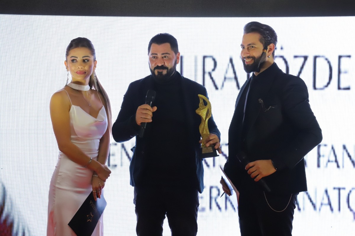 MURAT ÖZDEMİR ÖDÜL İÇİN SAHNEDEYDİ