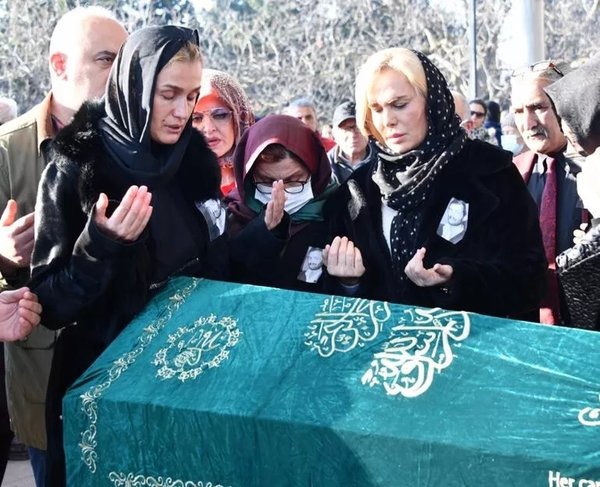 Tuğba Özay’ın babası şair İlhan Özay son yolculuğuna uğurlandı, Babasının tabutuna sarılan Tuğba Özay, gözyaşlarına boğuldu.