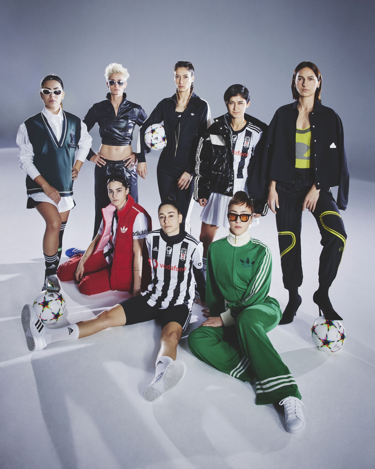  adidas tüm gücüyle
 Beşiktaş JK Kadın Futbol Takımı’nın yanında;

“Buradayız!”