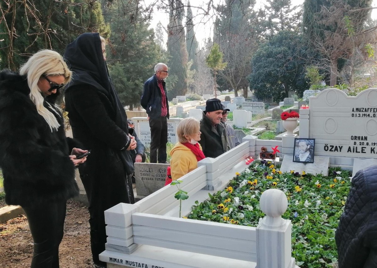 TUĞBA ÖZAY'IN, BABASI İLHAN ÖZAYIN ÖLÜMÜNÜN 7.GÜNÜNDE KARACAAHMET MEZARLIĞINDA ANILDI