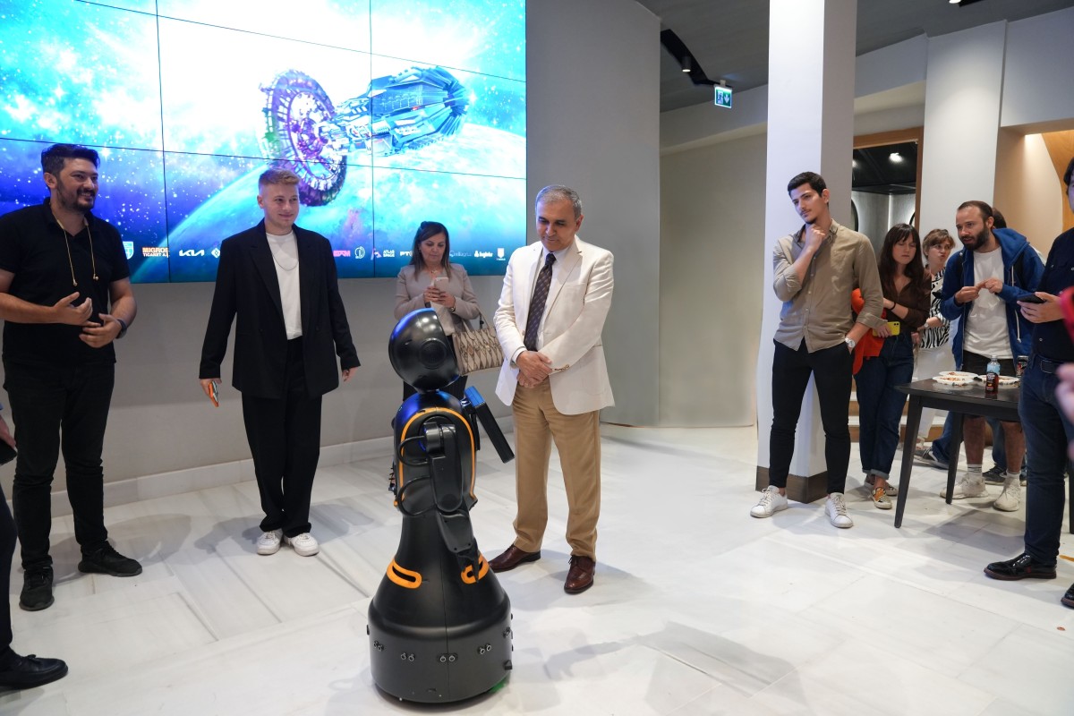 HALİÇ ÜNİVERSİTESİ REKTÖRÜ PROF. DR. ZAFER UTLU, DÜNYANIN İLK İNSANSI ROBOT MÜZESİNİ ZİYARET ETTİ