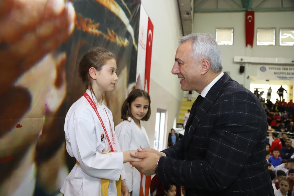 GAFFAR OKKAN’I ANMA ETKİNLİKLERİ KARATE TURNUVASI İLE SON BULDU
