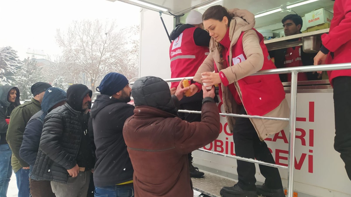 Kızılay depremzedelere destek olmak için tüm ekiplerini seferber etti