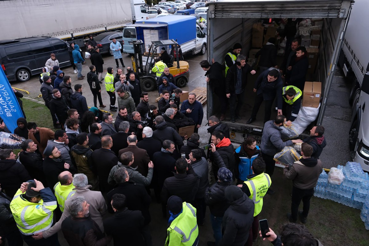 DEPREM; Büyükşehir'in yardımları ilk saatlerde binlere ulaştı: 