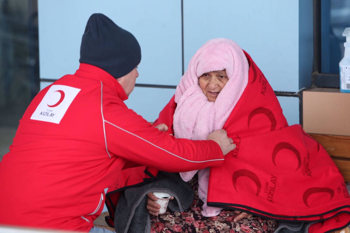 KIZILAY’IN SEVK ETTİĞİ 10 BİN KİŞİLİK ÇADIRLAR KURULMAYA BAŞLANDI