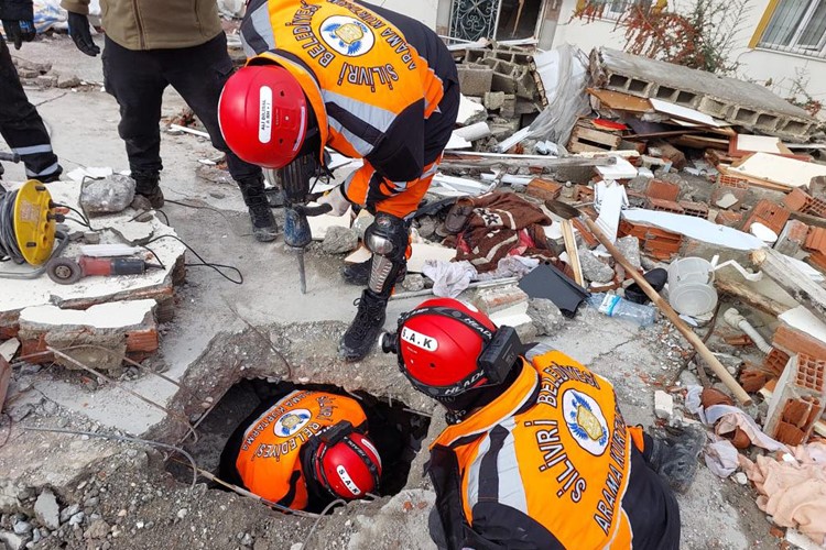  SİLİVRİ’DEN DEPREM BÖLGESİNE BÜYÜK DESTEK
