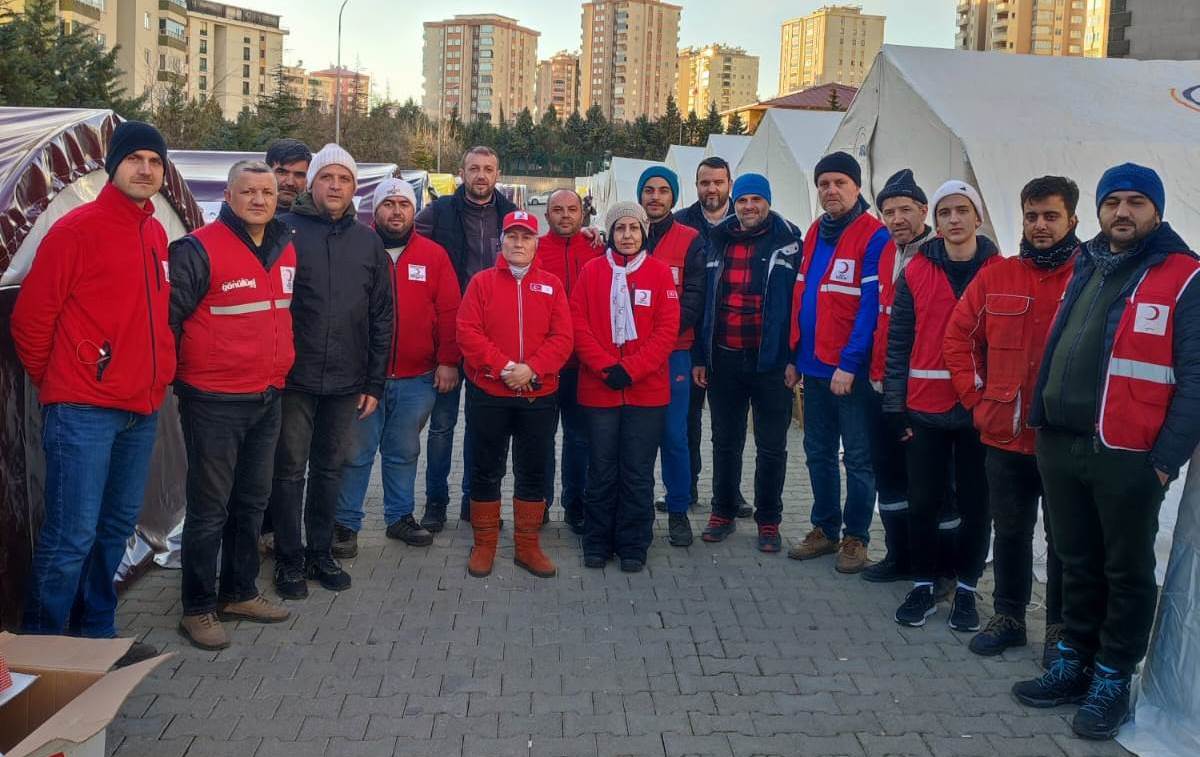 Adapazarı Kızılay Gönüllüleri Deprem Bölgesinde Yaraları Sarıyor.