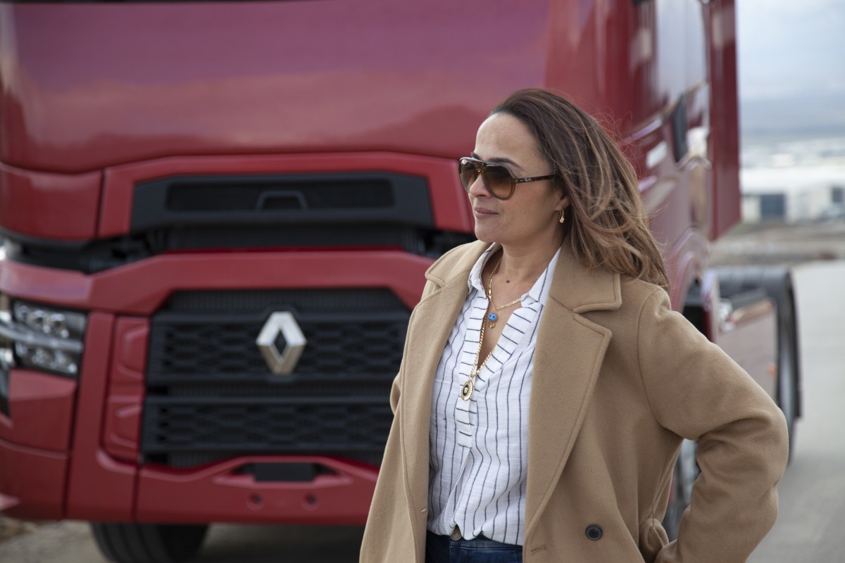 Yol açın...Renault Trucks direksiyonunda KADIN sürücü var!