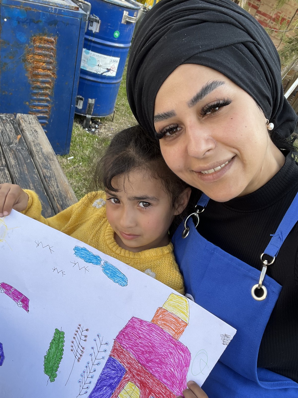 ŞEF ESRA TOKELLİ DEPREMZEDE ÇOCUKLARIN YÜZÜNÜ GÜLDÜRÜYOR