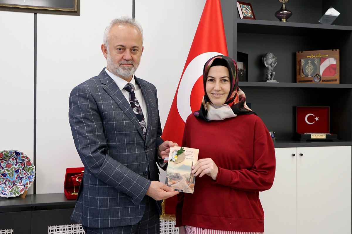 Hemşire Zeynep Kesler;  İlk kitabını Öğütlü’ye hediye ett