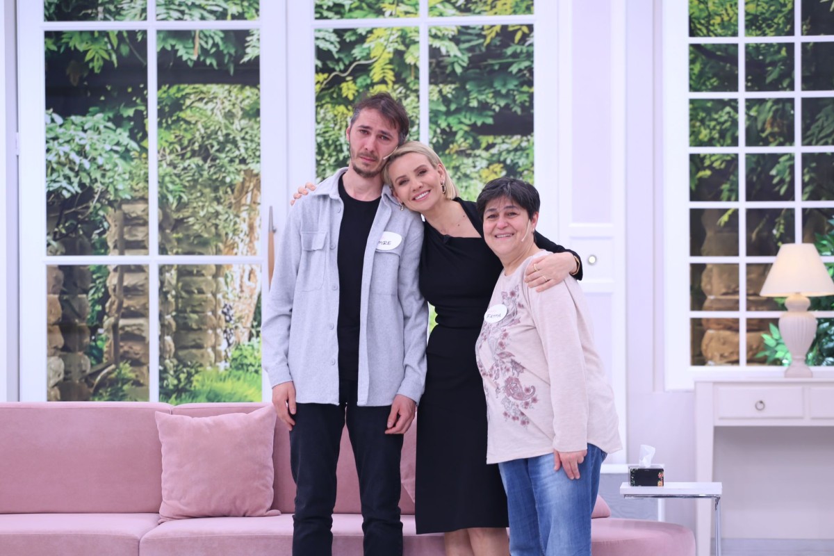 Günlerdir kayıp olan oğluna Esra Erol’da kavuştu. 