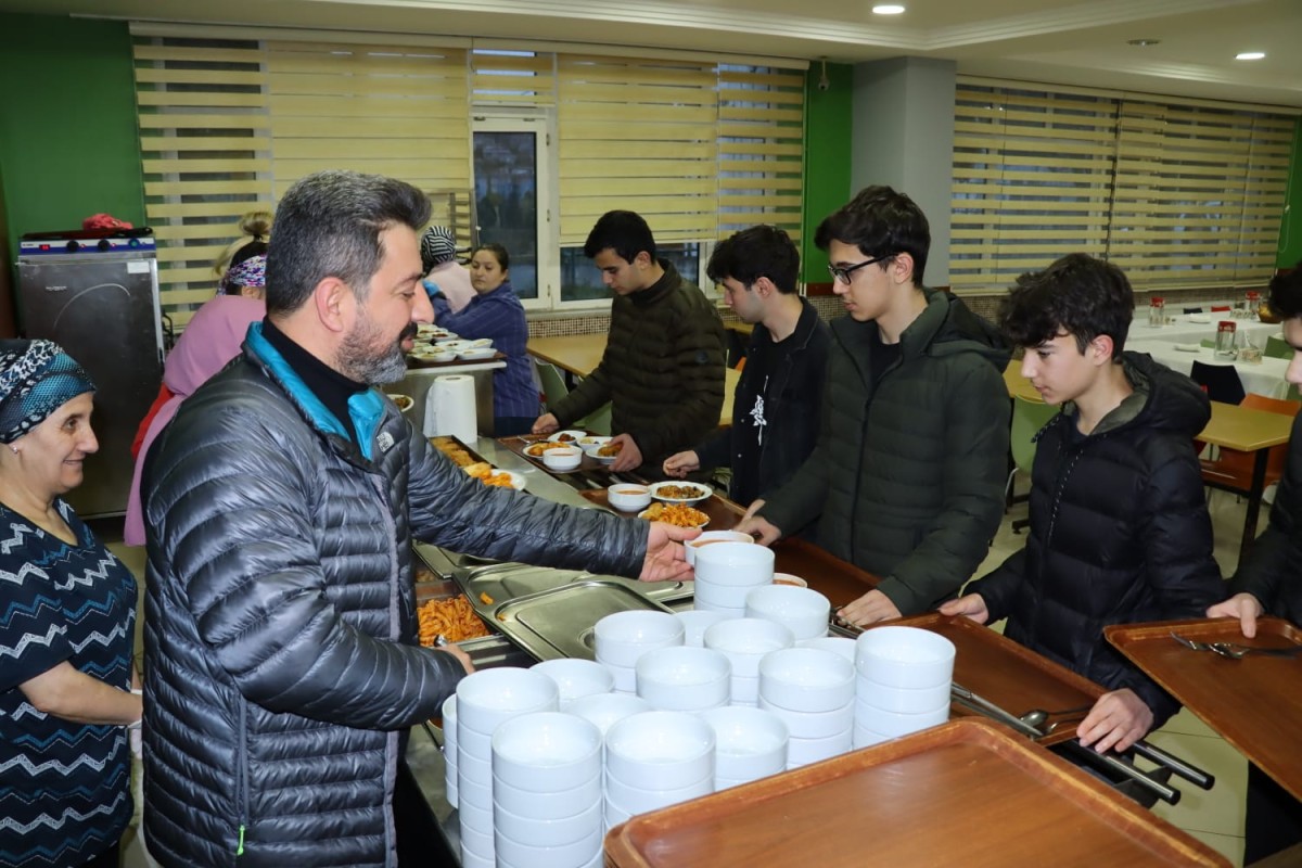 İl Millî Eğitim Müdürü Ebubekir Sıddık Savaşçı ve Millî Eğitim Yöneticileri 18 Pansiyonda 1.170 Öğrenciyle İftarda Bir Araya Geldi