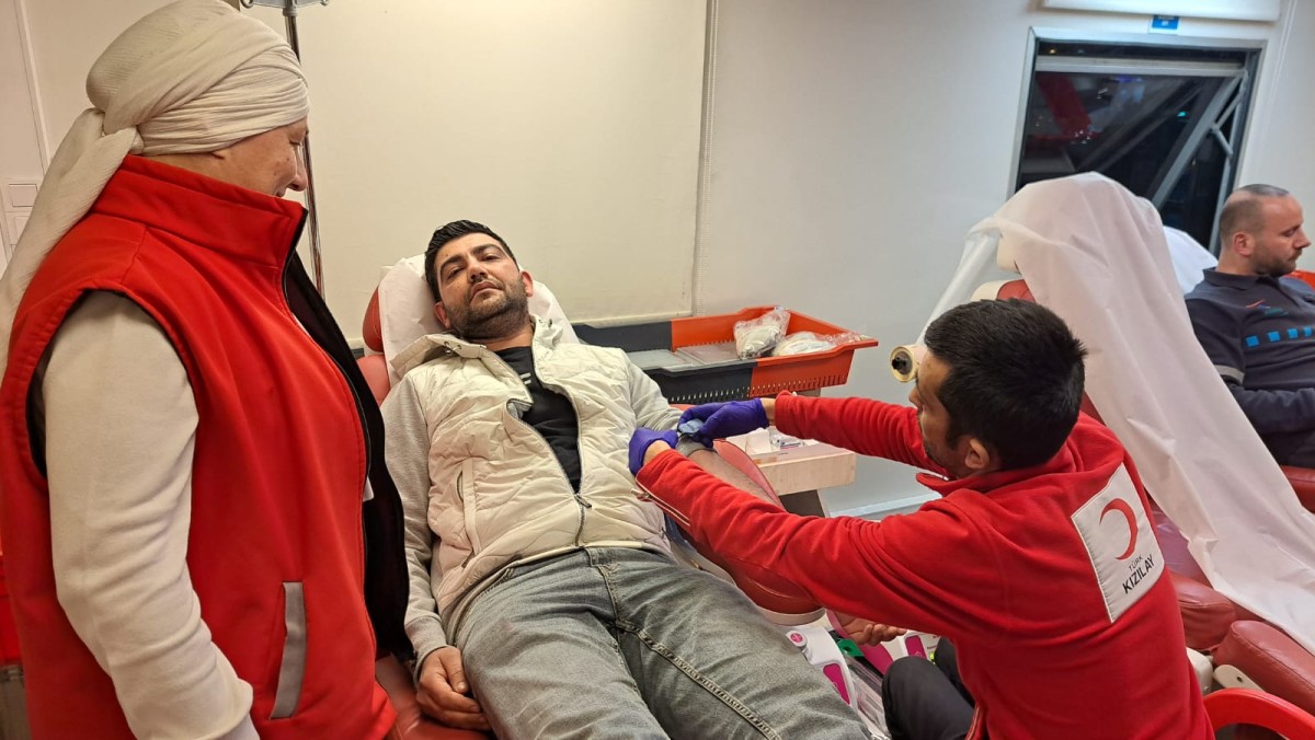 Peynirci Emrullah’ın personelinden KIZILAY kan bağışına destek