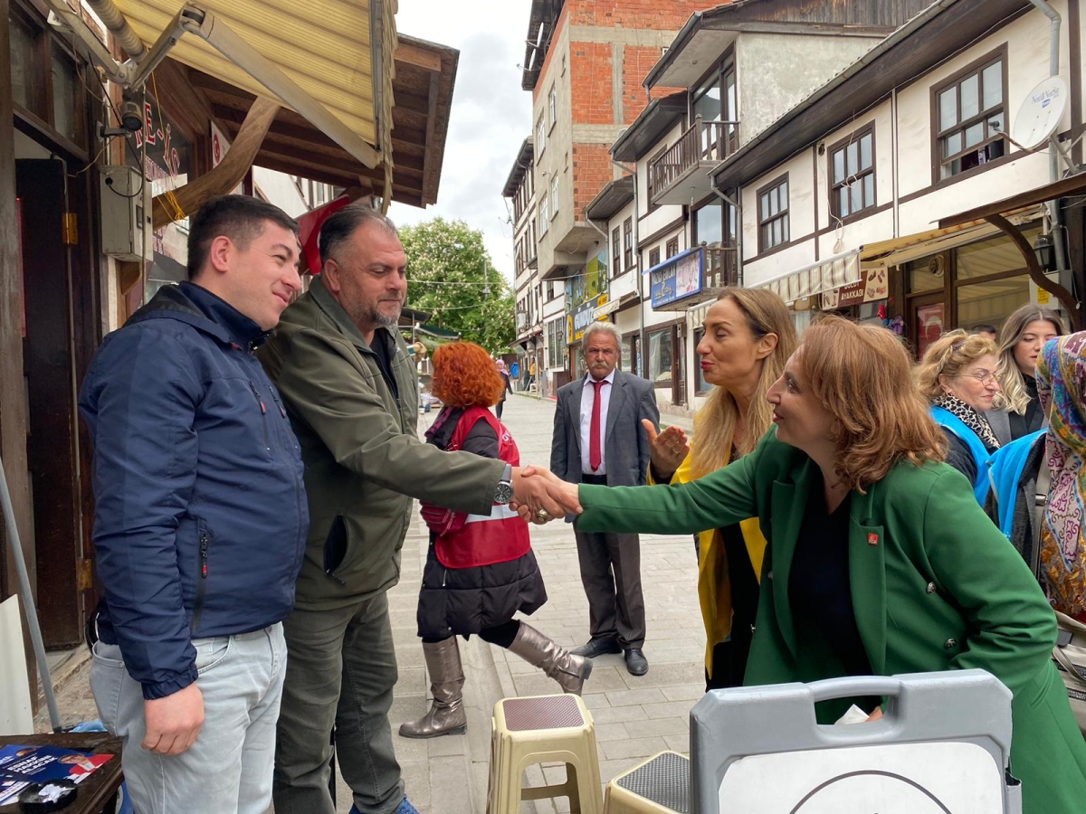 CHP Sakarya Milletvekili Adayları; Ayça Taşkent, Azize Çeroğlu, Emel Akçil 'den Taraklı Çıkartması