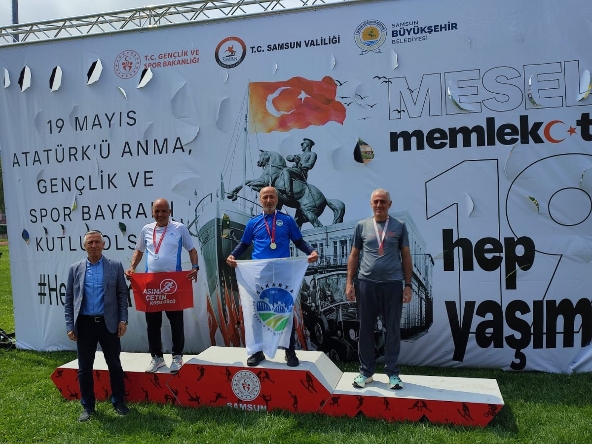 Sakarya Büyükşehir sporcuları yarı maratonda kürsüye çıktı