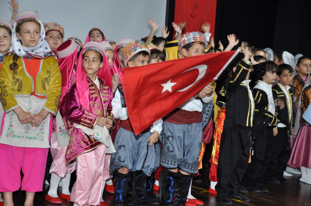 Kültürlerin Kardeşliği Halk Oyunları Şöleni