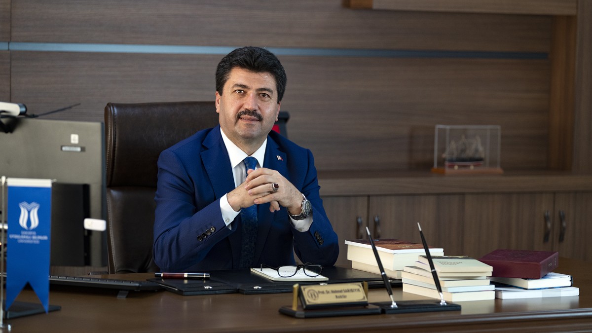 Rektör Prof. Dr. Mehmet Sarıbıyık'; Üniversite adaylarına önerilerde bulundu
